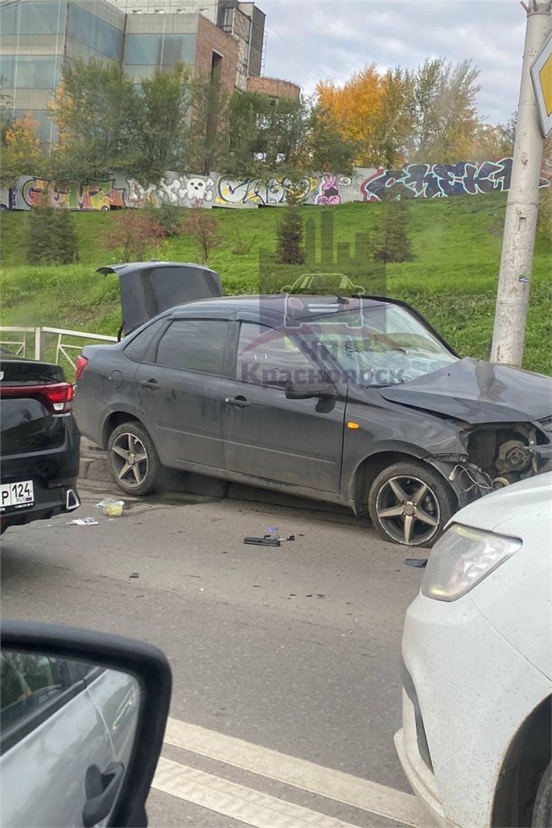 В Красноярске из-за нелепой аварии в пробку встали несколько улиц (видео) |  21.09.2022 | Красноярск - БезФормата