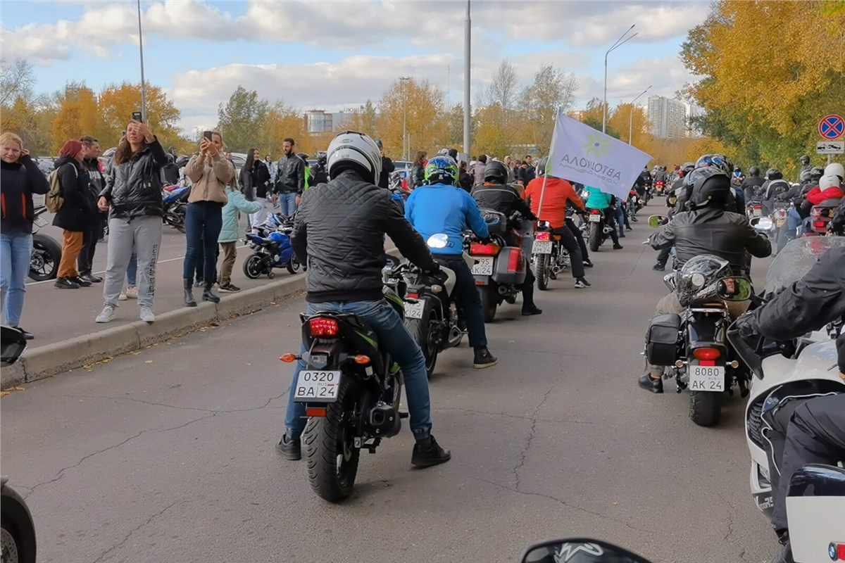 Сотни байкеров вместе с полицейскими закрыли мотосезон в Красноярске  (видео) | 24.09.2022 | Красноярск - БезФормата