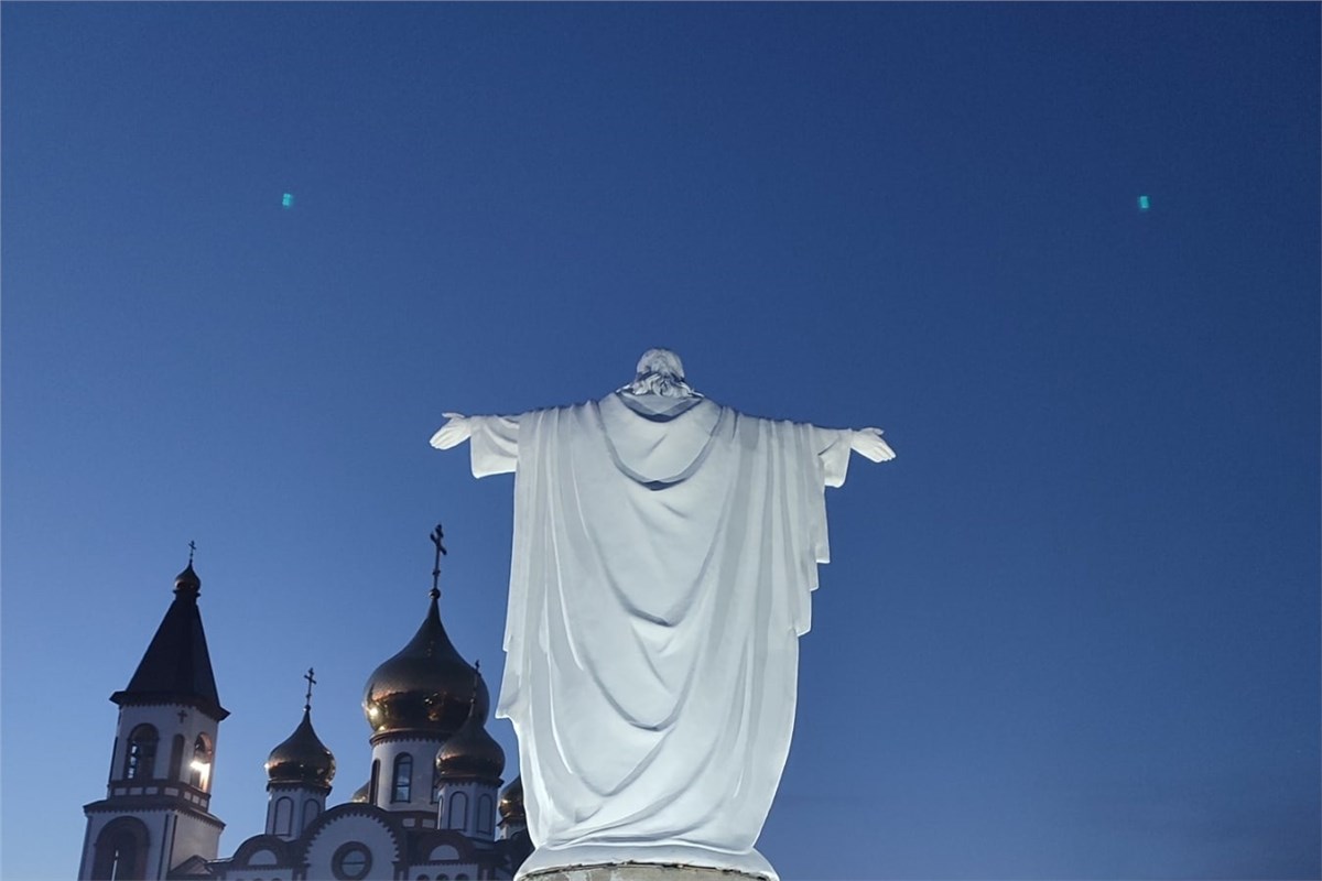 На красивом берегу у храма в Академгородке появилась статуя Христа |  05.10.2022 | Красноярск - БезФормата