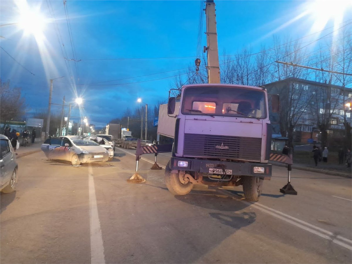 Пять автомобилей столкнулись на улице Калинина в Красноярске. Движение  затруднено (видео) | 21.10.2022 | Красноярск - БезФормата