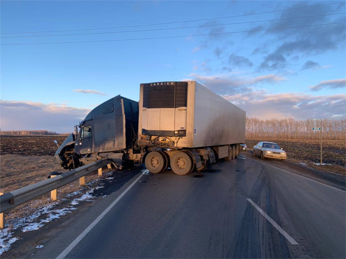 Автоледи врезалась в фуру на трассе в Канском районе и погибла | 31.10.2022  | Красноярск - БезФормата