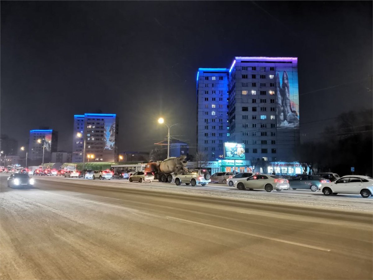 Мэппинг-подсветку домов включили на улице Матросова в Красноярске |  08.12.2022 | Красноярск - БезФормата