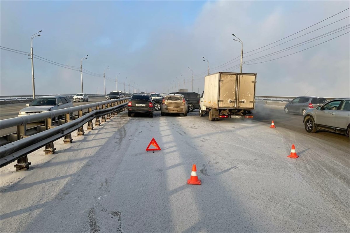 На Октябрьском мосту Красноярска произошло сразу две аварии | 12.12.2022 |  Красноярск - БезФормата