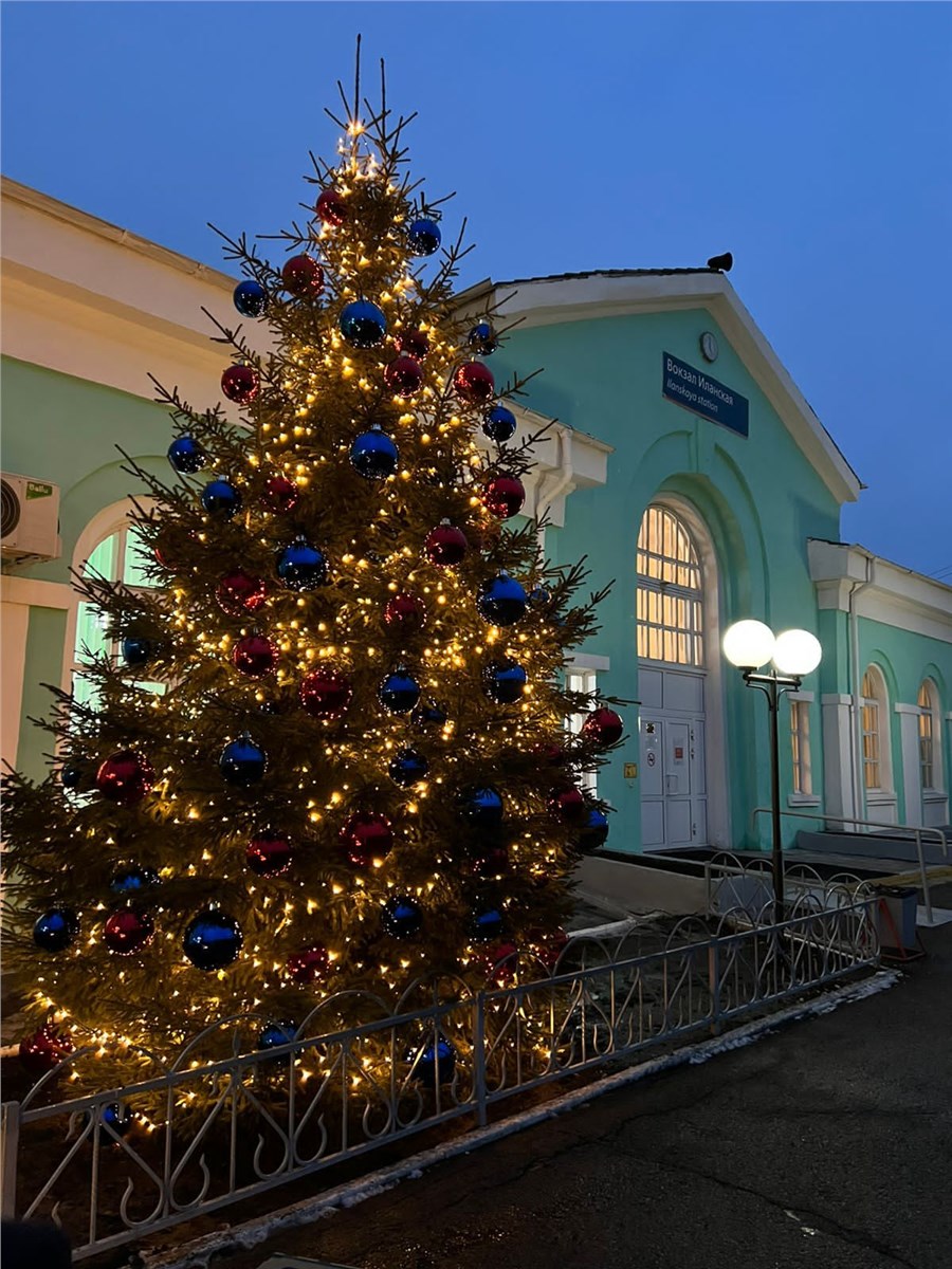 Живая ёлка и фотозона»: пригородные вокзалы Красноярской магистрали  украсили к Новому году | 29.12.2022 | Красноярск - БезФормата