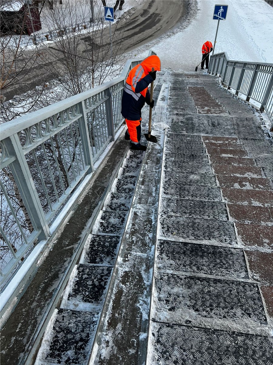 Пожилой красноярец упал на лестнице виадука и умер | 01.02.2023 |  Красноярск - БезФормата