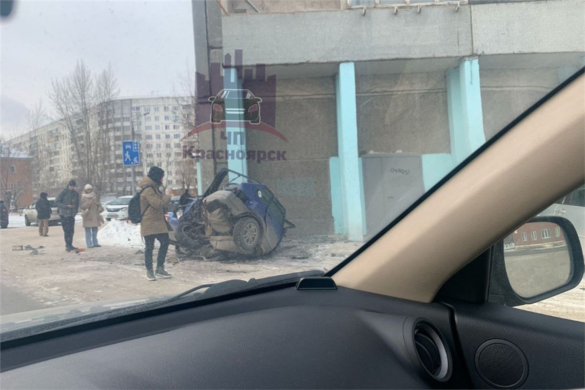 На правобережье Красноярска автокран смял ВАЗ об дом | 14.02.2023 |  Красноярск - БезФормата