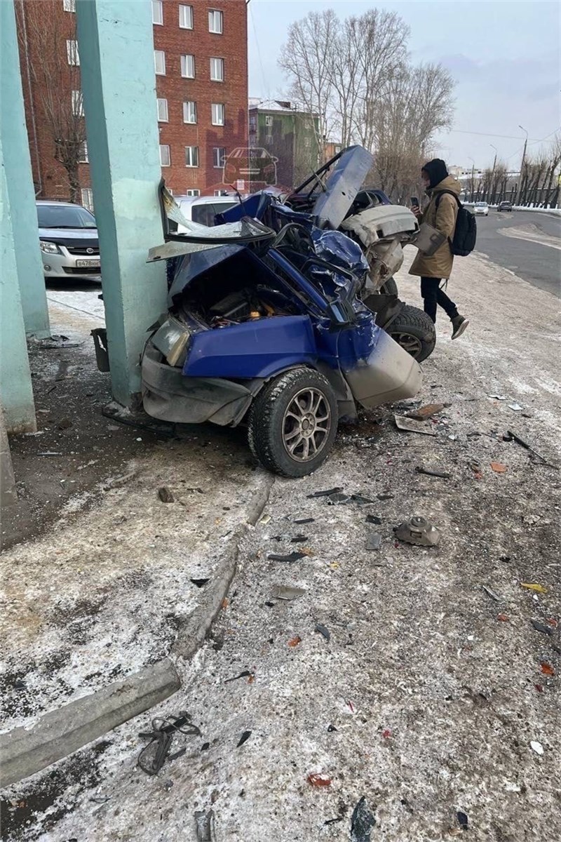 На правобережье Красноярска автокран смял ВАЗ об дом | 14.02.2023 |  Красноярск - БезФормата