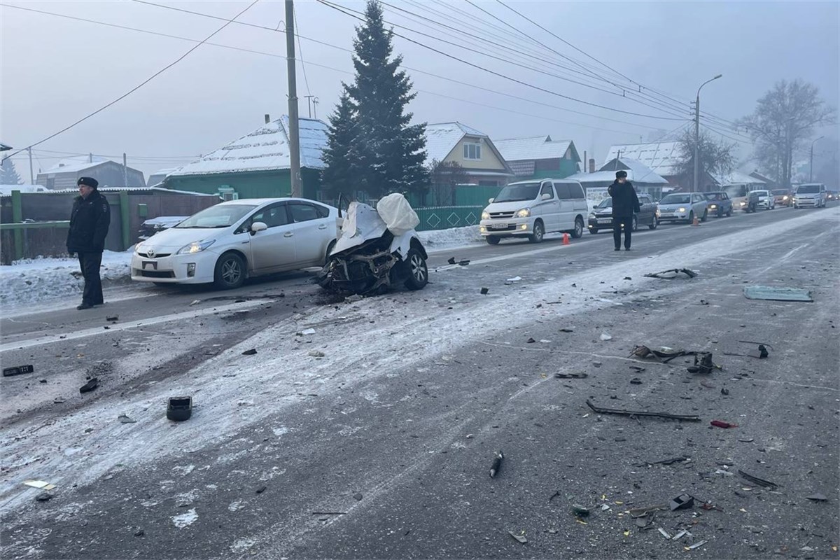 В Абакане «Тойота» на полной скорости врезалась в троллейбус и разлетелась  на части. Девушка-водитель погибла | 14.02.2023 | Красноярск - БезФормата