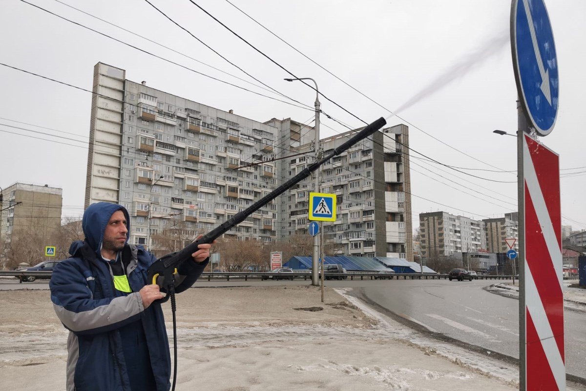 В Красноярске отмывают до 200 дорожных знаков в день | 01.03.2023 |  Красноярск - БезФормата