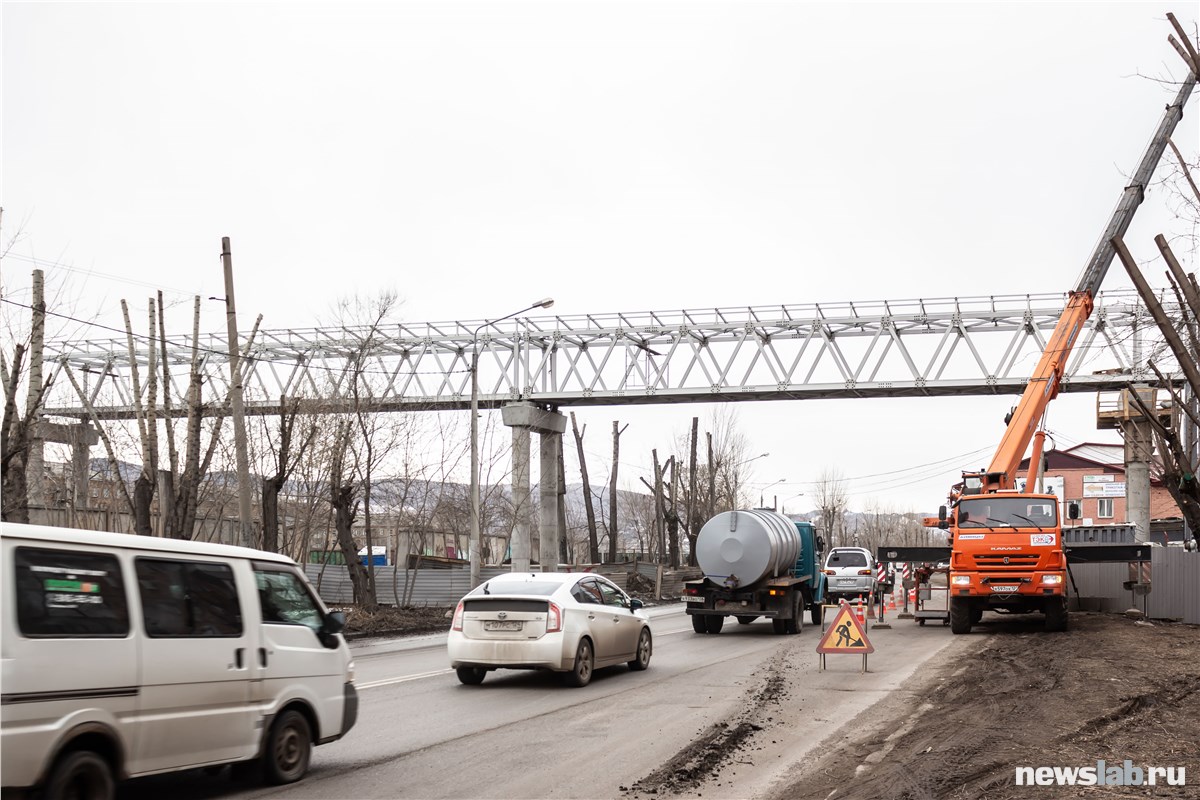 На Красноярском металлургическом заводе завершают сборку еще двух пролетов  для пешеходного моста на Семафорной (видео) | 05.04.2023 | Красноярск -  БезФормата