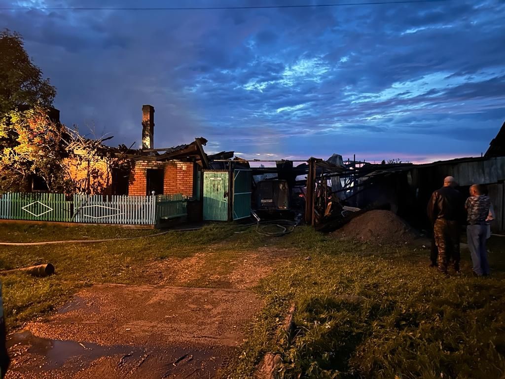 В Бородино Красноярского края произошел пожар в частном доме: на месте  найдено тело человека (видео) | 15.08.2023 | Красноярск - БезФормата