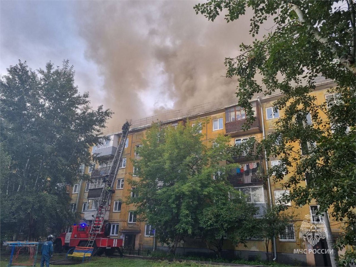 В пятиэтажке на Маяковского в Красноярске полыхает крыша (видео) |  15.08.2023 | Красноярск - БезФормата