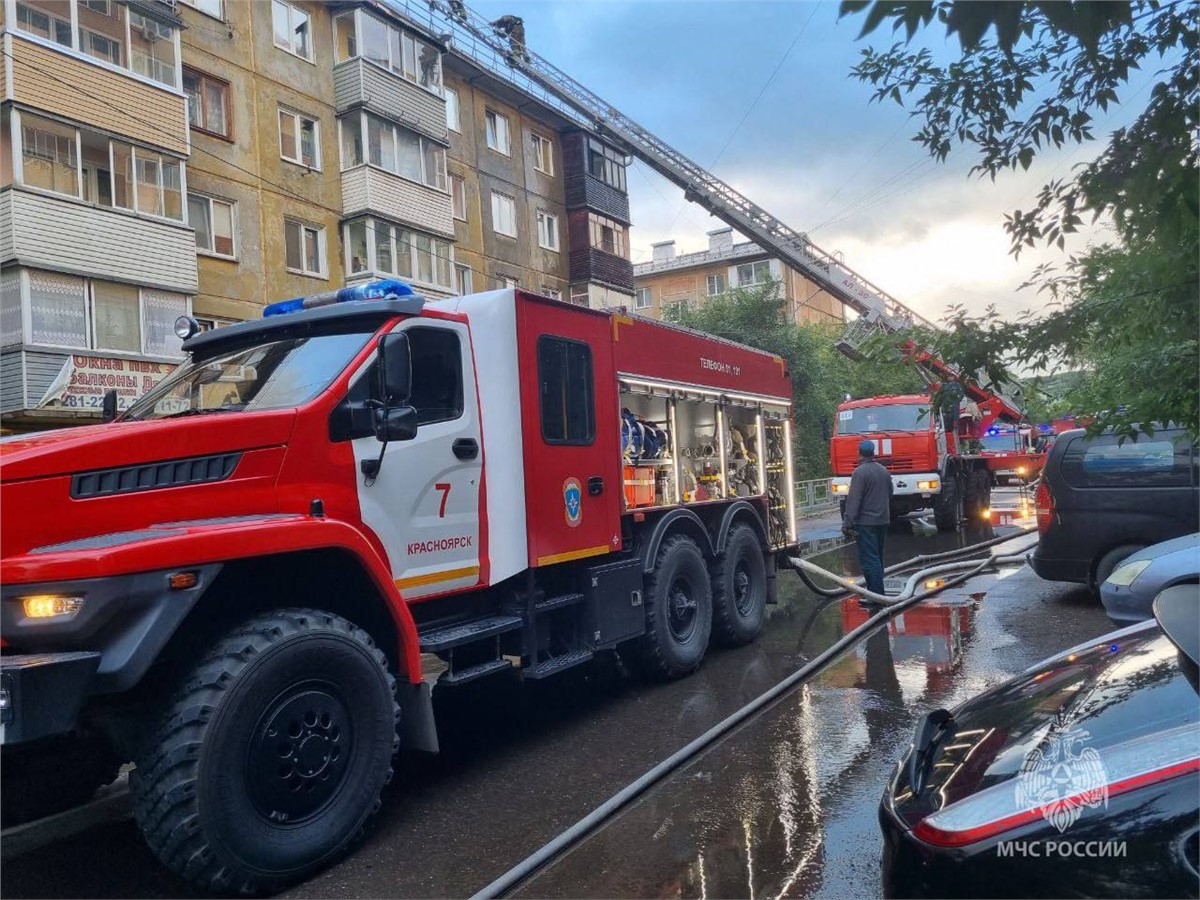 В пятиэтажке на Маяковского в Красноярске полыхает крыша (видео) |  15.08.2023 | Красноярск - БезФормата