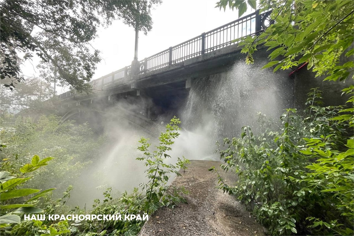 Ограничивать движение пока не планируем»: под Коммунальным мостом  разорвалась труба с горячей водой (видео) | 17.08.2023 | Красноярск -  БезФормата