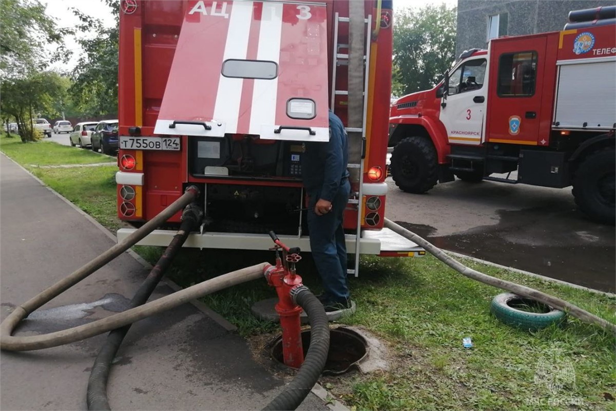 В Красноярске на Карбышева пожарные эвакуировали 15 человек из горящего дома  | 01.09.2023 | Красноярск - БезФормата