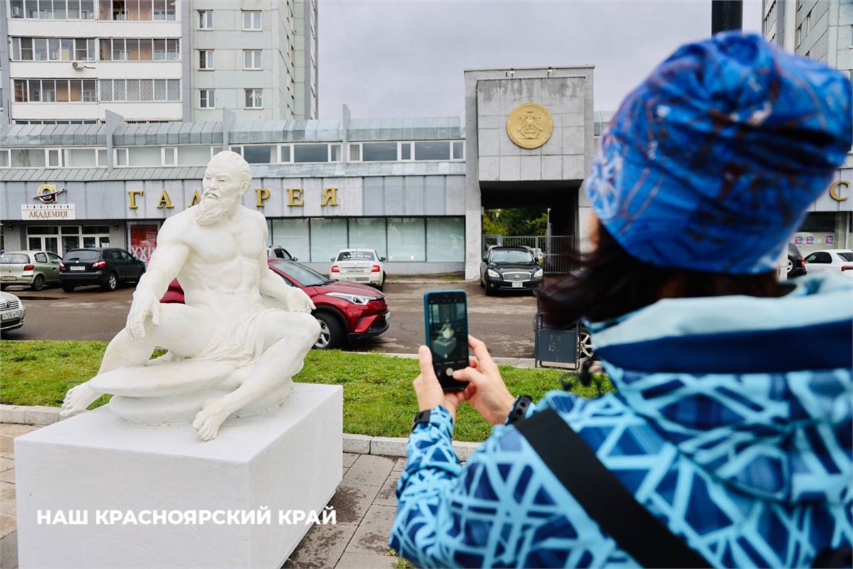 На Предмостной площади появились две скульптуры | 13.09.2023 | Красноярск -  БезФормата