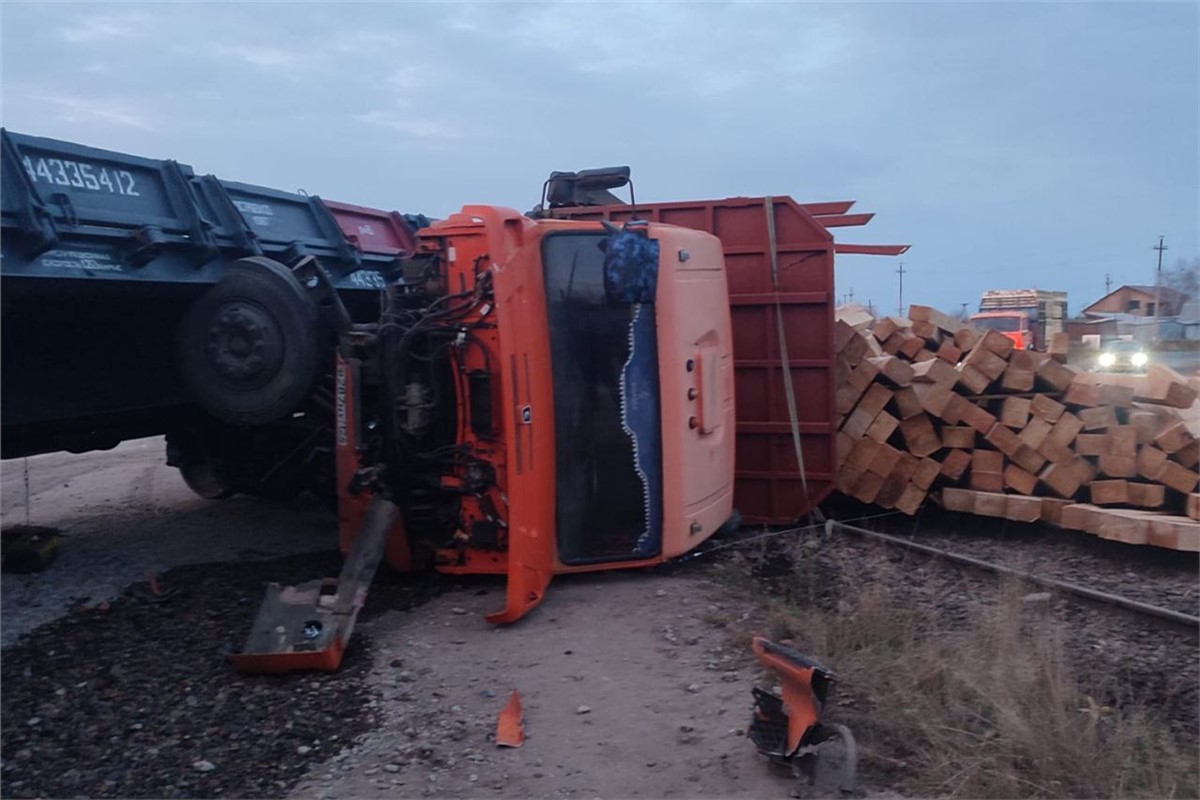 В Красноярском крае КамАЗ въехал под поезд и перевернулся | 12.10.2023 |  Красноярск - БезФормата