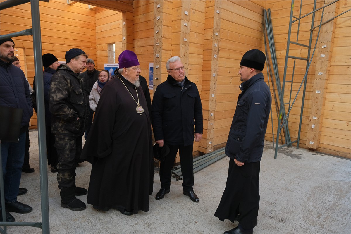 Сенатор Александр Усс сходил в строящийся храм на красноярской Стрелке |  31.10.2023 | Красноярск - БезФормата