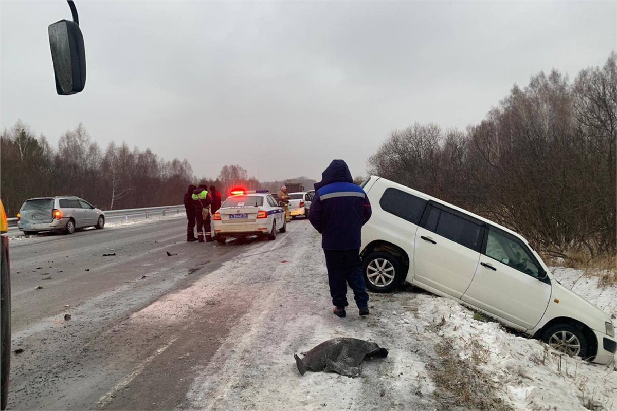 В Красноярском крае на замерзшей после дождя трассе произошло сразу семь  ДТП (видео) | 13.11.2023 | Красноярск - БезФормата