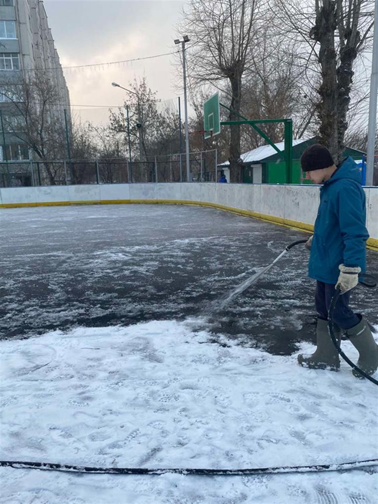 Как залить каток во дворе