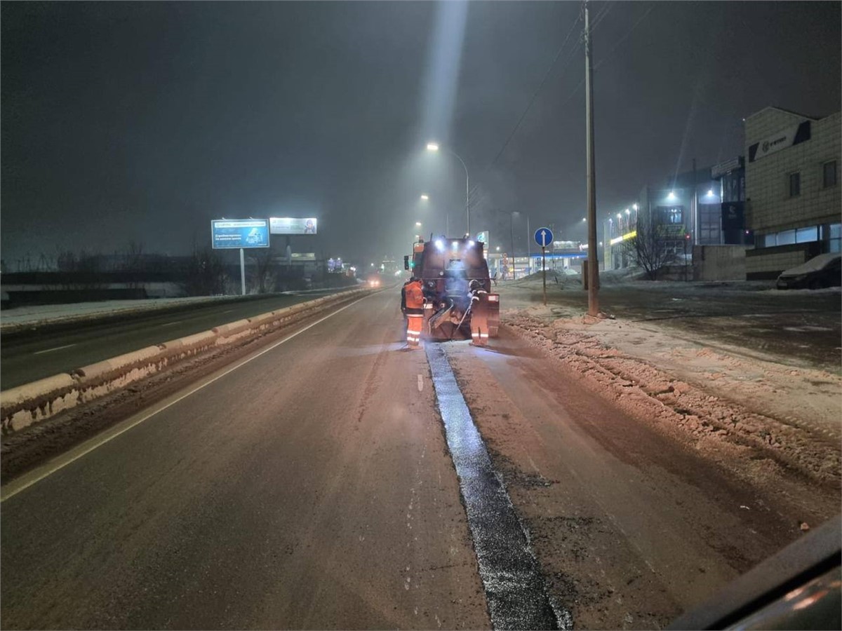 Большие ямы на дорогах Красноярска латают с помощью «литого асфальта» |  13.02.2024 | Красноярск - БезФормата