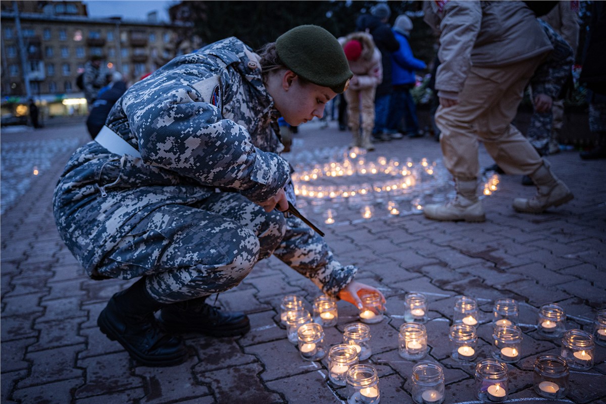 В Красноярске зажгли две тысячи свечей в память о жертвах теракта в «Крокус  Сити Холл» | 26.03.2024 | Красноярск - БезФормата