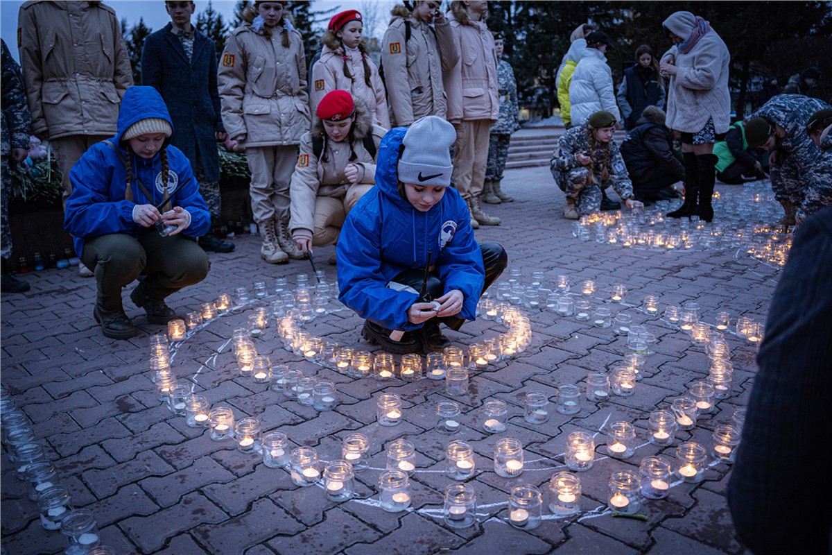 В Красноярске зажгли две тысячи свечей в память о жертвах теракта в «Крокус  Сити Холл» | 26.03.2024 | Красноярск - БезФормата