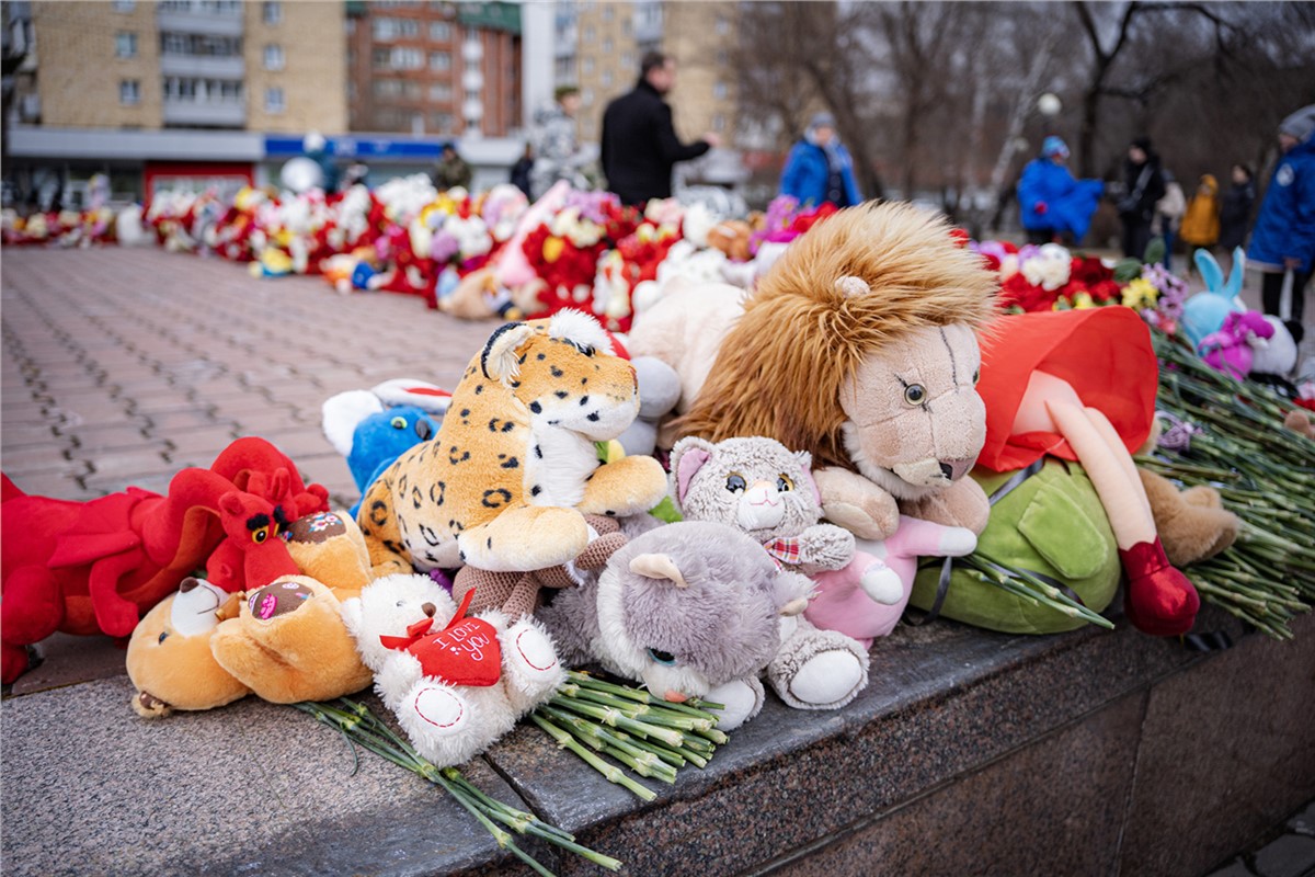 В Красноярске зажгли две тысячи свечей в память о жертвах теракта в «Крокус  Сити Холл» | 26.03.2024 | Красноярск - БезФормата