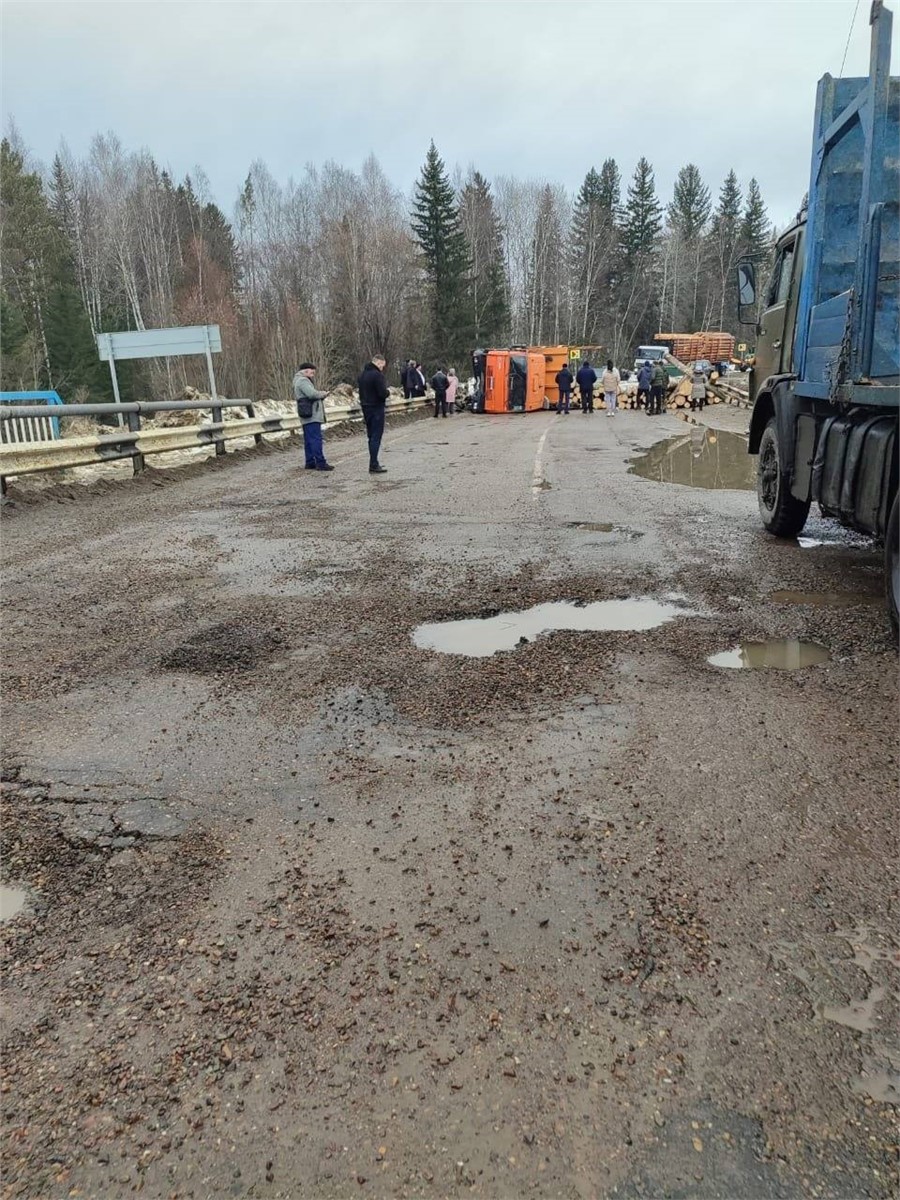 Грузовик с бревнами перевернулся на трассе под Красноярском | 30.03.2024 |  Красноярск - БезФормата