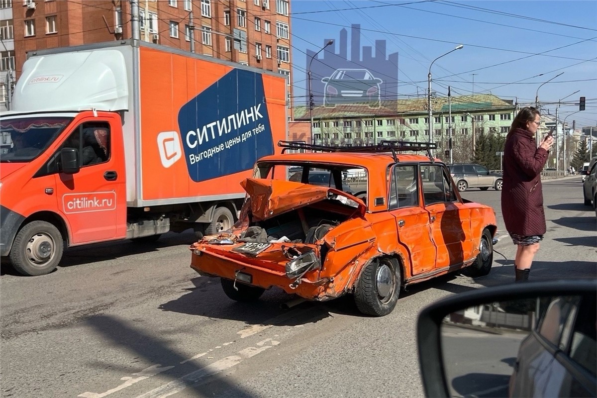 Пошел на страйк»: в Красноярске грузовик устроил массовую аварию (видео) |  09.04.2024 | Красноярск - БезФормата