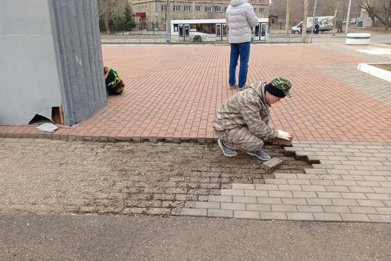 В красноярской Зеленой роще начали ремонтировать стелу в Гвардейском