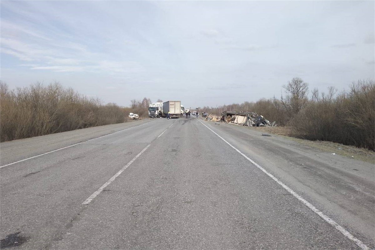 Несколько человек пострадали в массовой аварии под Ачинском | 02.05.2024 |  Красноярск - БезФормата