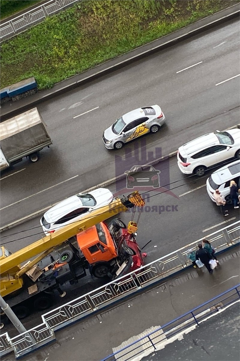 На Свободном автомобиль перевернулся и чуть не оказался под автокраном  (видео) | 18.06.2024 | Красноярск - БезФормата