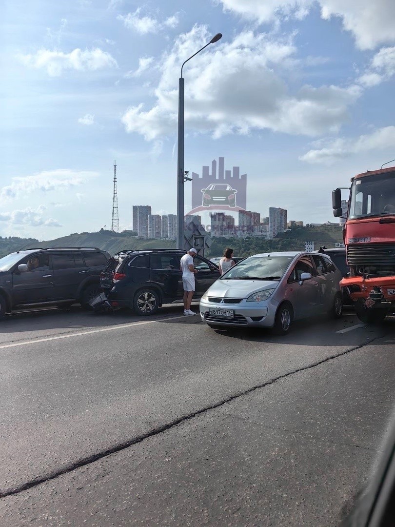 В Красноярске из-за аварии с грузовиком частично перекрыли движение на  Николаевском мосту (видео) | 13.08.2024 | Красноярск - БезФормата