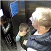 В Красноярске мужчина силой привел к себе в дом соседских детей и заставил извиняться (видео)