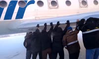 В аэропорту Игарки пассажирам пришлось толкать примерзший самолет