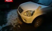 На Мира большая глыба льда упала на припаркованное авто