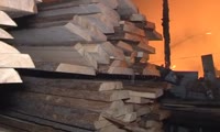 Столярный цех и гараж с асфальтоукладочной техникой сгорел в Красноярске