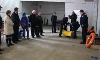  Cпасатели показывают депутатам приспособление для спасения из полыньи
