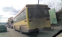 Водитель курит в автобусе №74