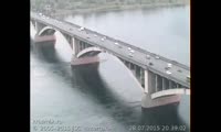 Происшествие на мосту в объективе камер уличного наблюдения