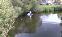 Mazda3 вытаскивают из реки