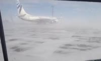 Ветер развернул самолёт в норильском аэропорту