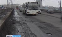 Заплаты в асфальте на Коммунальном мосту снова развалились