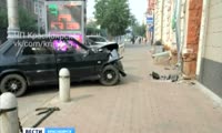 Пьяный водитель в центре Красноярска протаранил стену дома