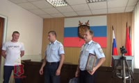 Сотрудники ГИБДД наградили отважного студента, спасшего молодую пару после ДТП