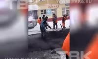 Красноярцы сняли на видео, как дорожники укладывают асфальт в снег