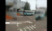 Автобус привез людей для голосования