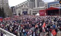 Красноярцы поют День Победы на площади Мира
