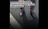 Новые бордюры на улице Водопьянова легко раскрошить пальцем